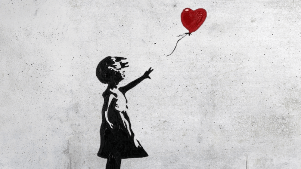 Eine Frau erreicht einen herzförmigen Ballon