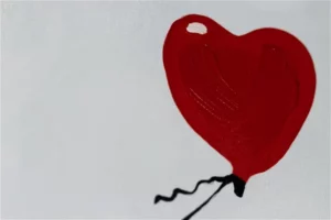 Ein Detail eines roten herzförmigen Ballons