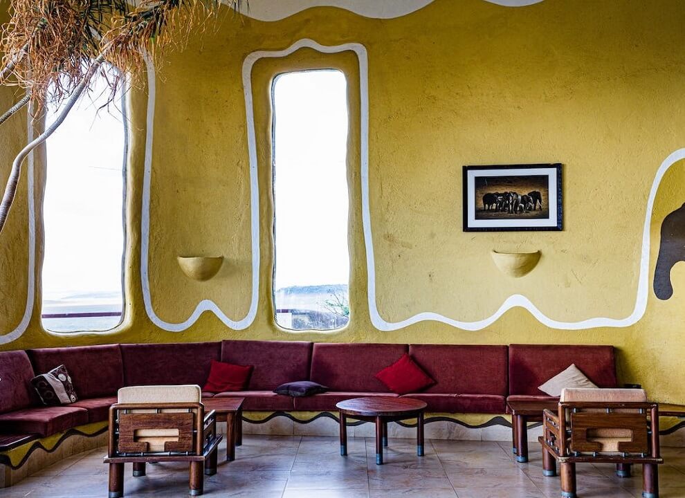 tiefe mit textur in farbe gelbe wand und rotes Sofa wohnzimmer hinzufügen