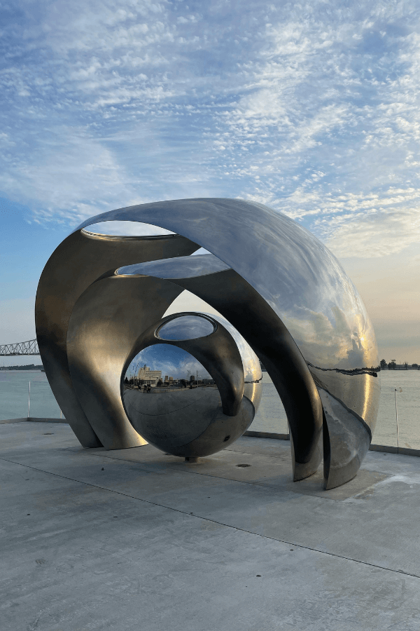 Wandkunst aus Metall in nicht figurativem Bild