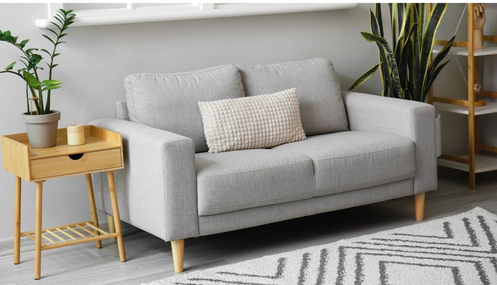 Ein Beistelltisch aus Holz mit einer Schublade darunter