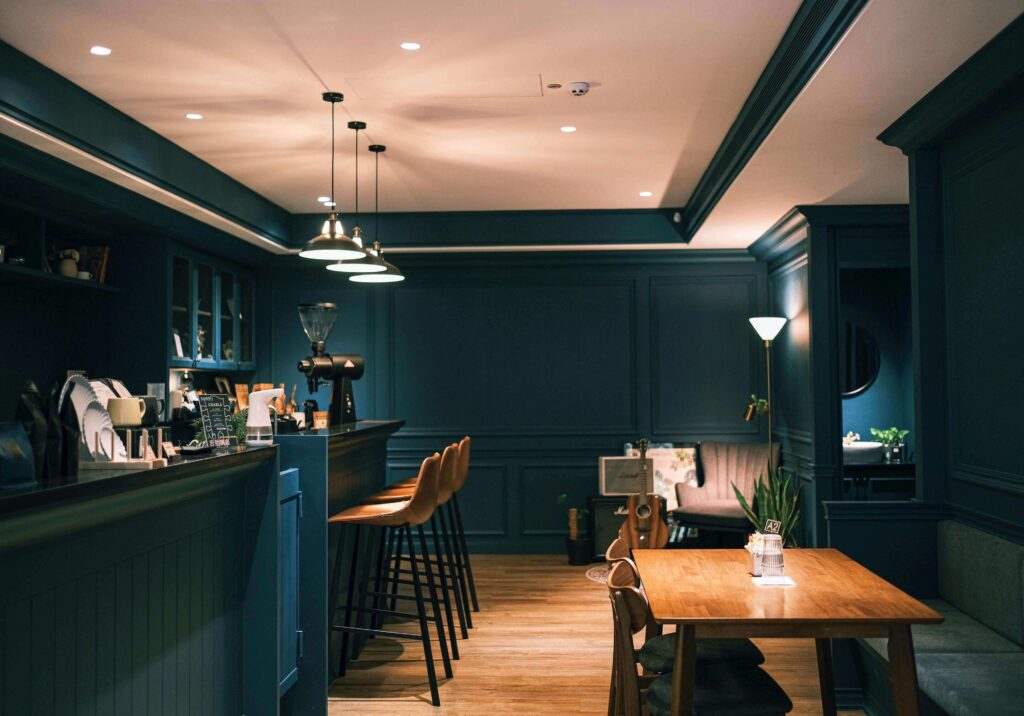 moderne Pendelleuchten mit grünem Hintergrund