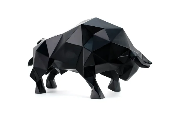 Geometrische Stier-Skulptur, schwarzes Polyresin, abstraktes modernes Design