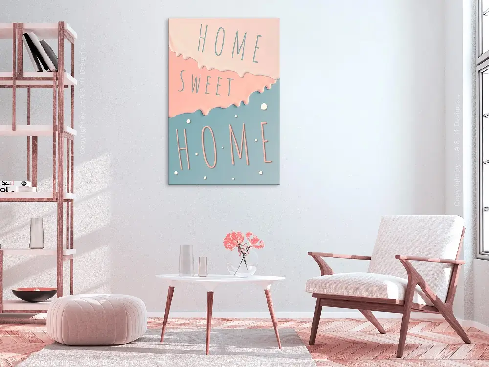 Wohnzimmerbild mit einem Sessel, einem Couchtisch und einem motivierenden Zitat von „home sweet home“ als Kunstdruck