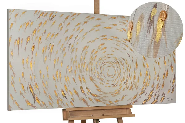 Abstrakte Leinwand mit wirbelnden Blattgoldmustern auf cremefarbenem Hintergrund.