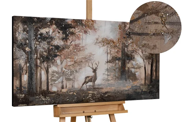 Mystische Waldszene mit einem Hirsch inmitten von Herbstbäumen und goldenen Flecken.