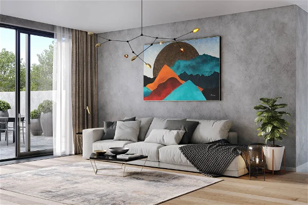 Modernes Wohnzimmer mit einem großen abstrakten Berggemälde.