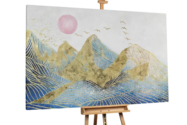 Berge mit goldenen und blauen Mustern unter einem rosa Mond.