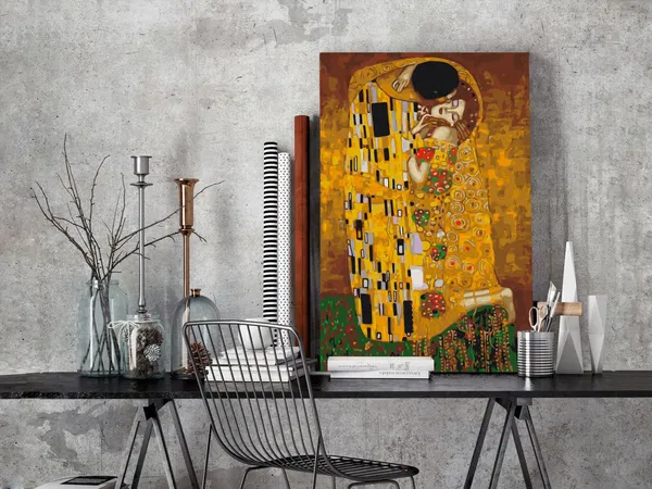Modernes Interieur mit Gustav Klimts „Der Kuss“ auf einem Schreibtisch, mit dekorativen Objekten und Elementen im industriellen Stil.
