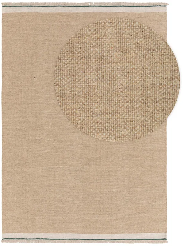 Beigefarbener Teppich mit einem gewebten kreisförmigen Muster in der Ecke, mit weichen Fransenkanten und einem schlichten, modernen Look.