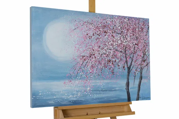 Ein zartes Gemälde mit rosa Kirschblüten bei Vollmond und sanften blauen und silbernen Farbtönen, die eine friedliche, verträumte Nachtszene schaffen.
