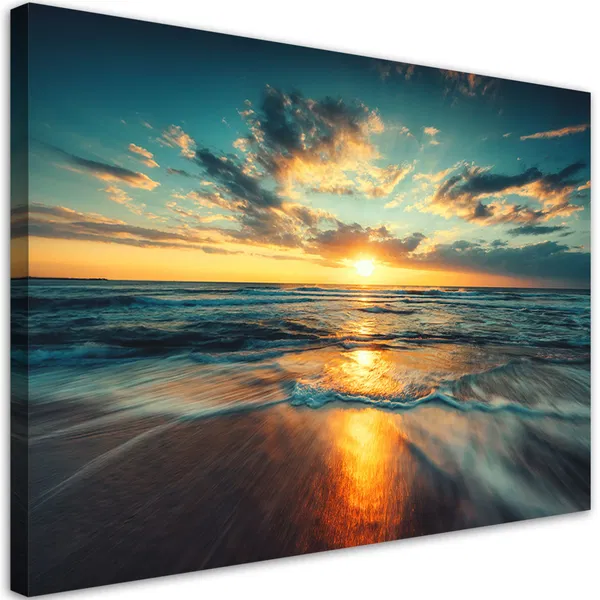 Lebendiger Sonnenuntergang über dem Meer mit Wellen, die an die Küste schlagen und den bunten Himmel mit dramatischen Wolkenformationen widerspiegeln