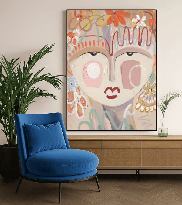 Lebhaftes Wohnzimmer mit blauem Sessel und farbenfroher Wanddekoration