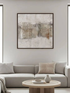 Minimalistisches Wohnzimmer mit einem quadratischen, strukturierten Wabi-Sabi-Kunstwerk über einem Sofa in neutralen Farbtönen.