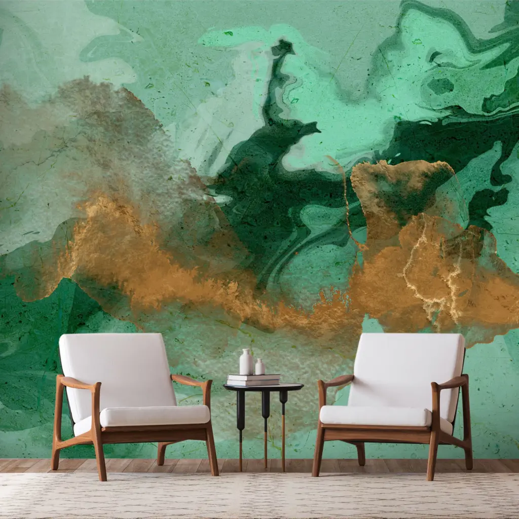 Großformatige grüne abstrakte Wandtapete mit fließenden Texturen in einem modernen Sitzbereich, auffälliges Kunstwerk für Wohnzimmer.