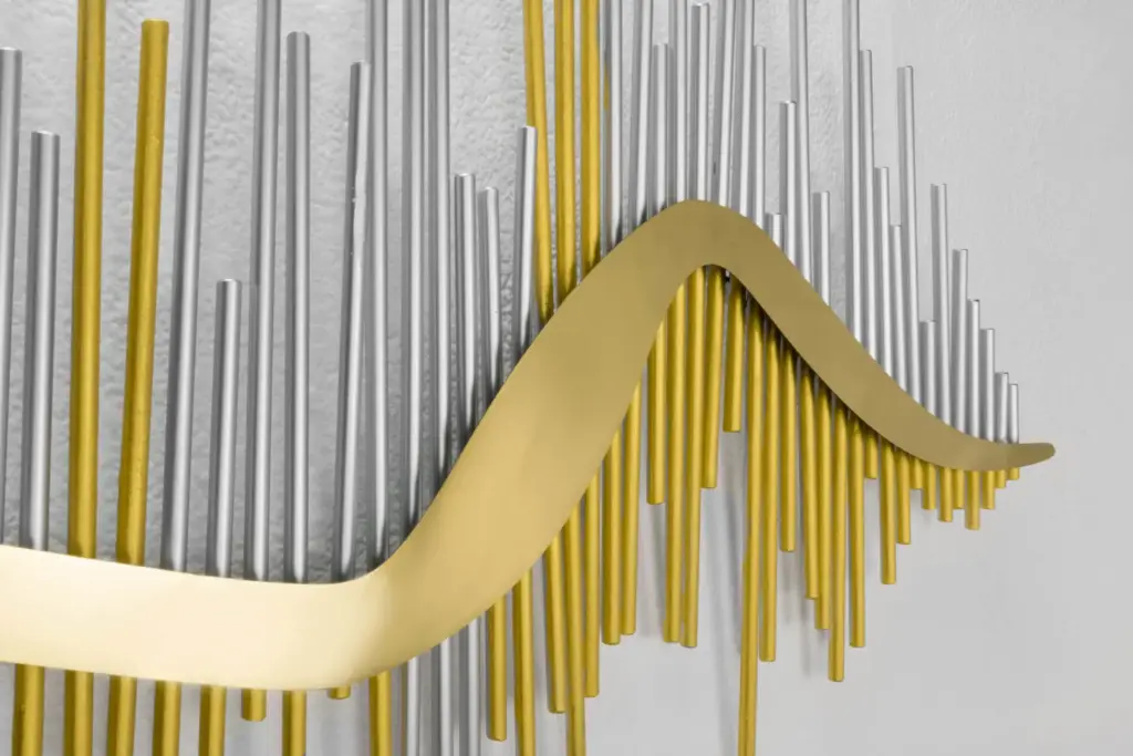 Goldfarbene abstrakte Wanddekoration aus Metall mit fließendem Wellenmuster, moderne luxuriöse Wanddekoration.