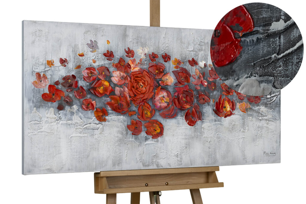 Ein horizontales Kunstwerk mit plastisch hervorgehobenen roten Blumen in Impasto-Technik auf grauem Hintergrund.
