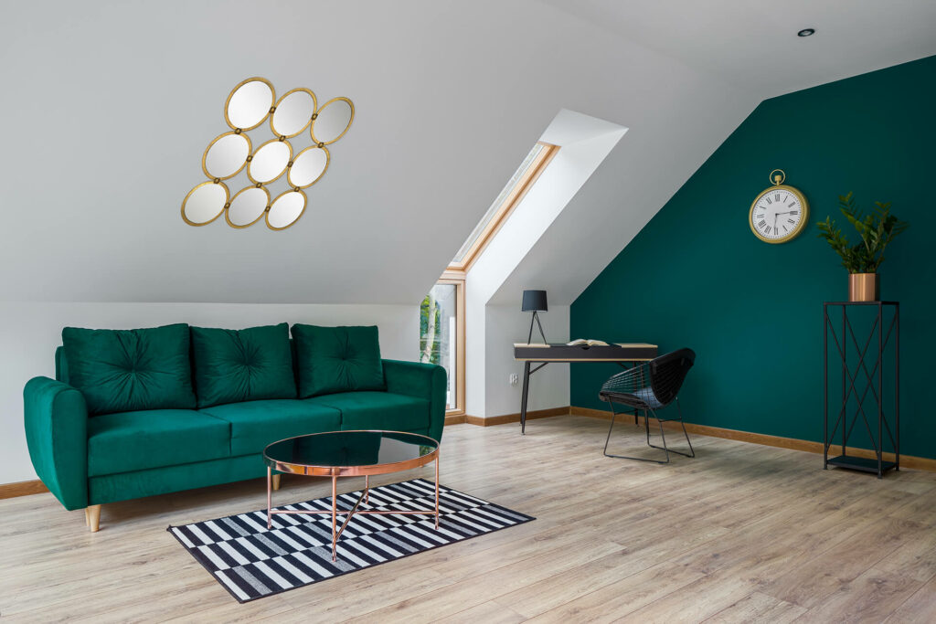 Bilder an schrägen Wänden aufhängen: Malen und Dekorieren mit Spaß!